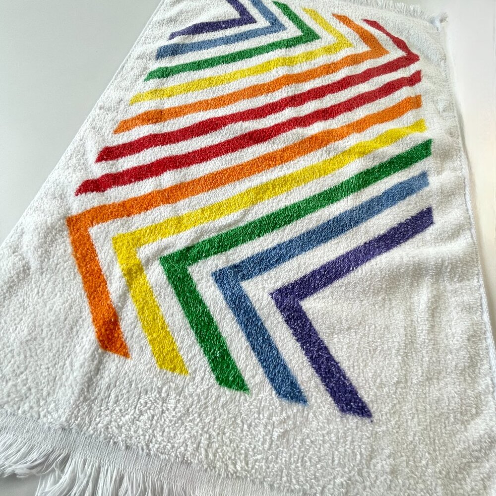 Vintage 1980s face towel, primary color zigzag print, fringed - Picture 3 of 7